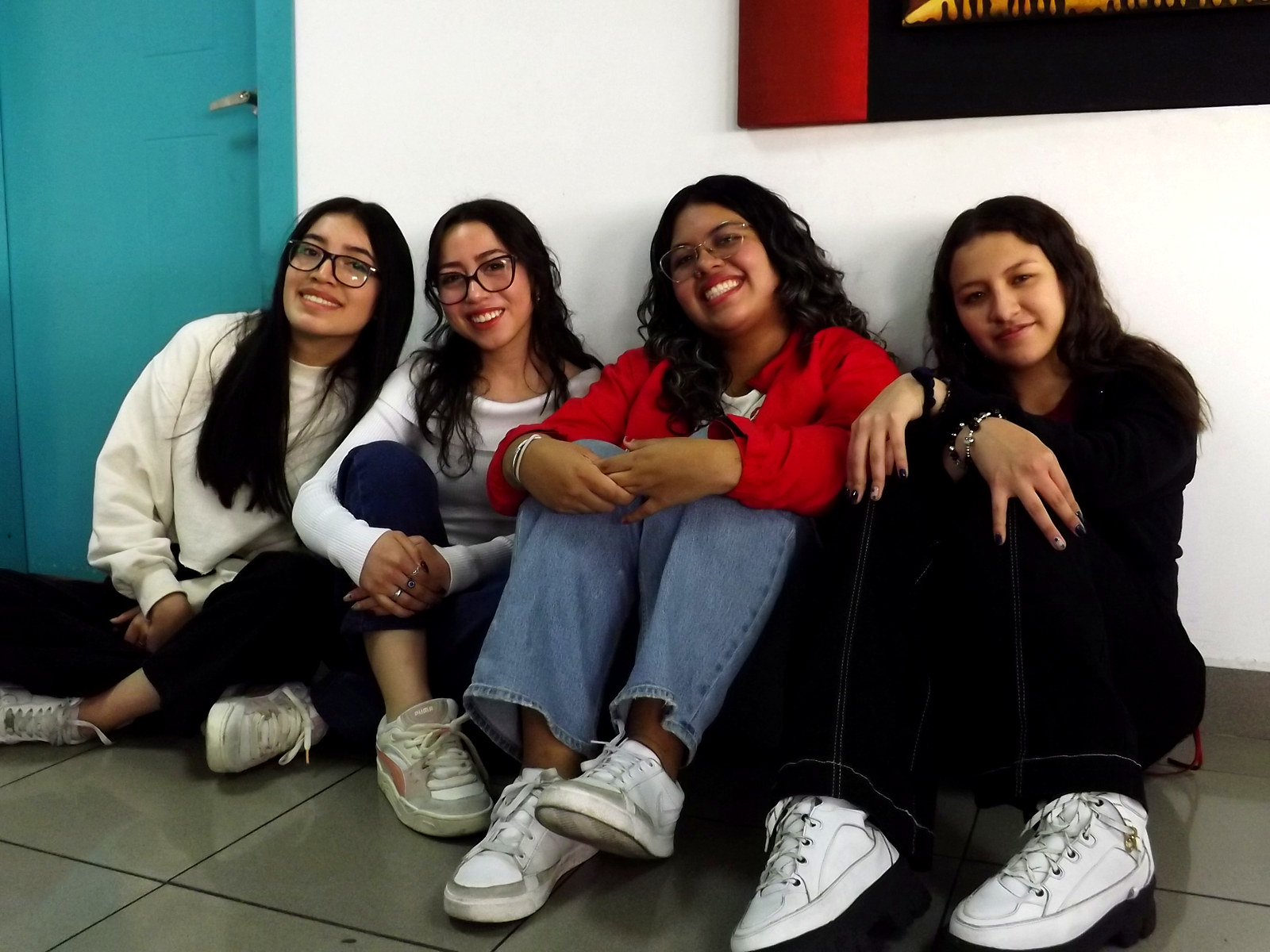 Estudiantes de ELECTI entre sesiones en la sede Quito